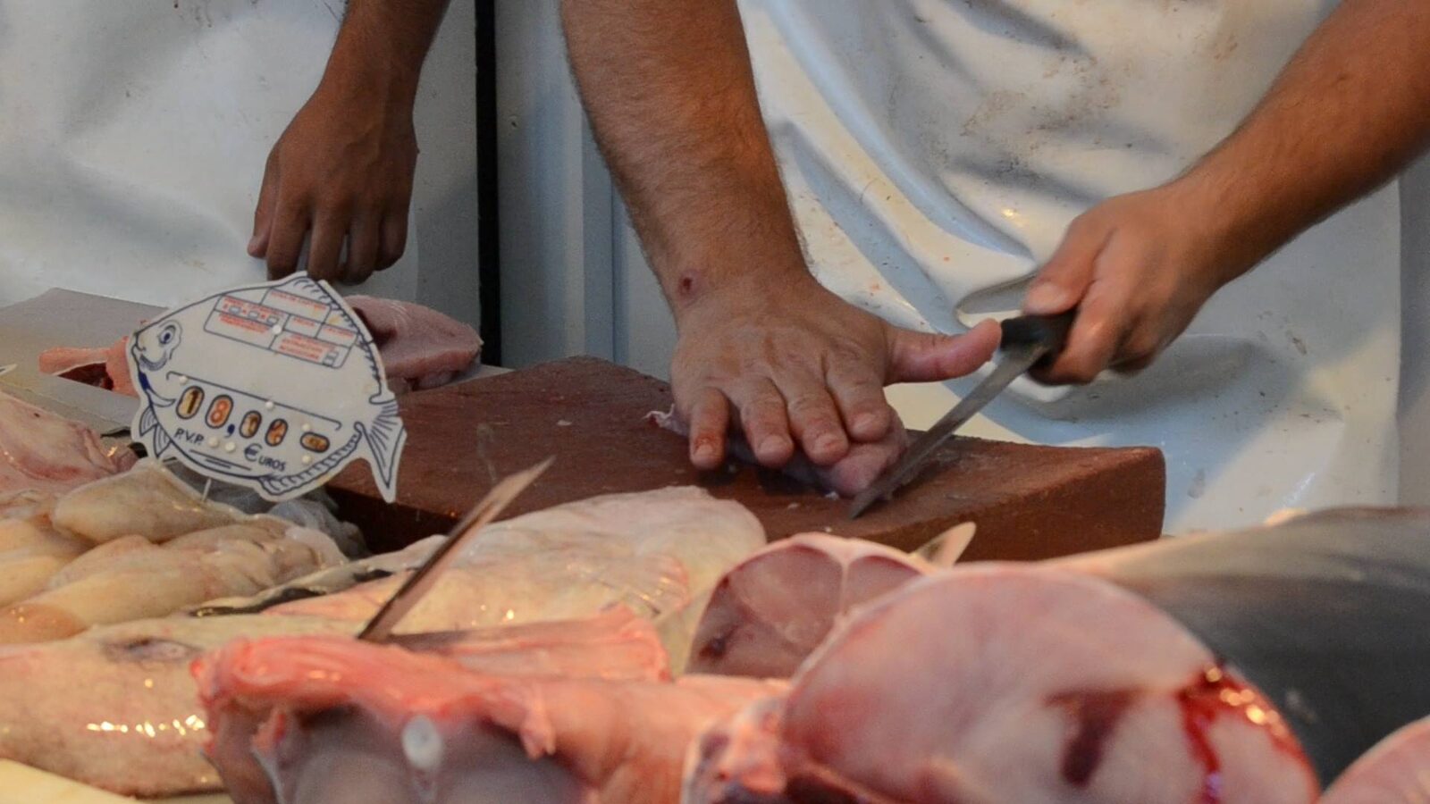 Preparando el pescado en el puesto